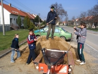 Orlomoni si staví pískoviště, duben 2008